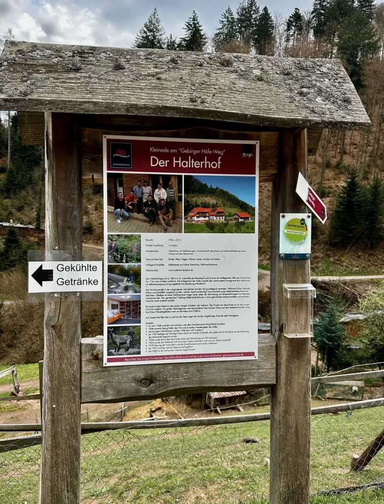 Informationstafel entlang des Gebirger Höfe-Wegs