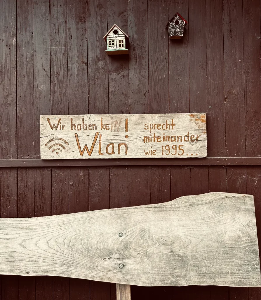 Origineller Spruch an einer Hütte entlang des Gebirger Höfe-Wegs