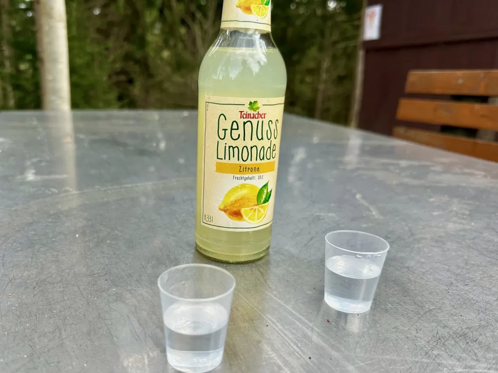 Regionale Apfelschorle an einer Raststation des Gebirger Höfe-Wegs