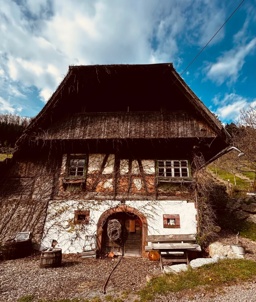 Historischer Schwarzwaldhof entlang des Gebirger Höfe-Wegs bei Durbach