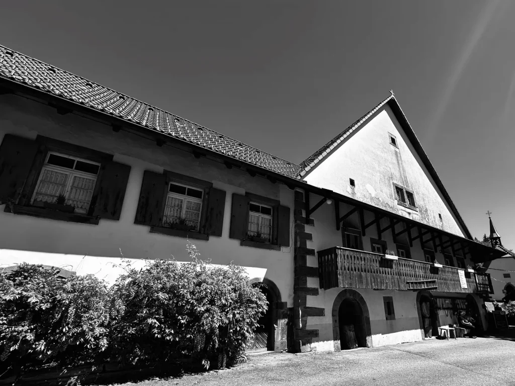 Traditioneller Schwarzwaldhof entlang des Hahn-und-Henne-Premiumwegs