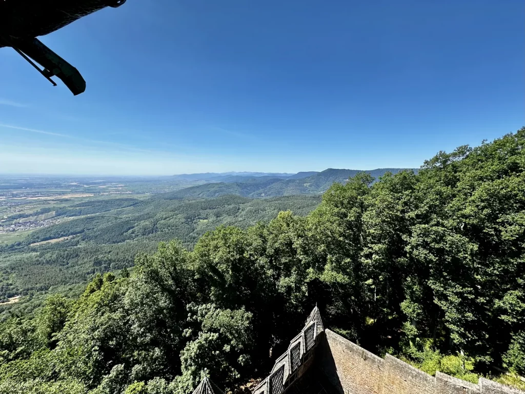 Ausblick von der Hohkönigsburg über die Rheinebene und die Vogesen