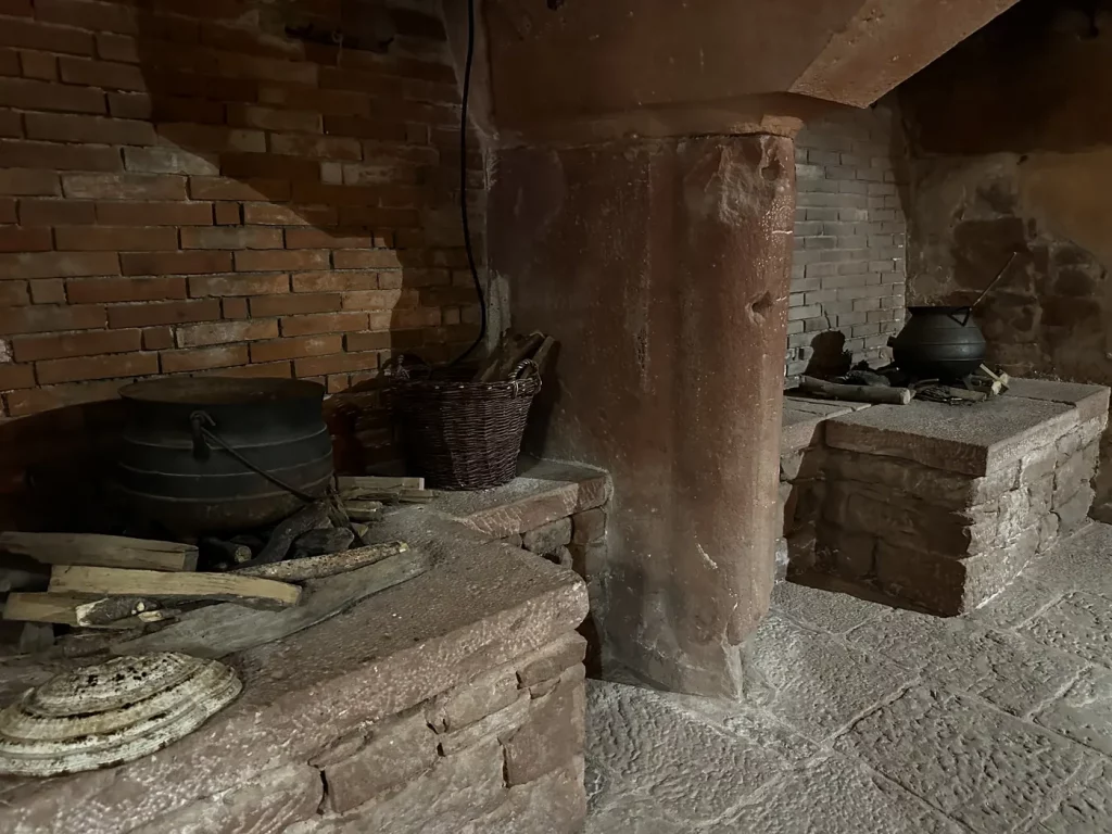 Historische Burgküche mit offenem Herd in der Hohkönigsburg