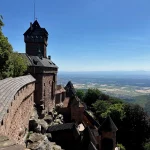 Blick entlang der Burgmauer der Hohkönigsburg mit Aussicht über die Rheinebene im Elsass