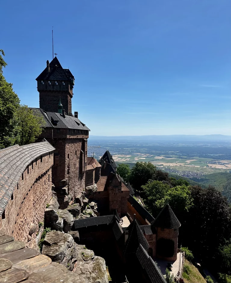 Blick entlang der Burgmauer der Hohkönigsburg mit Aussicht über die Rheinebene im Elsass