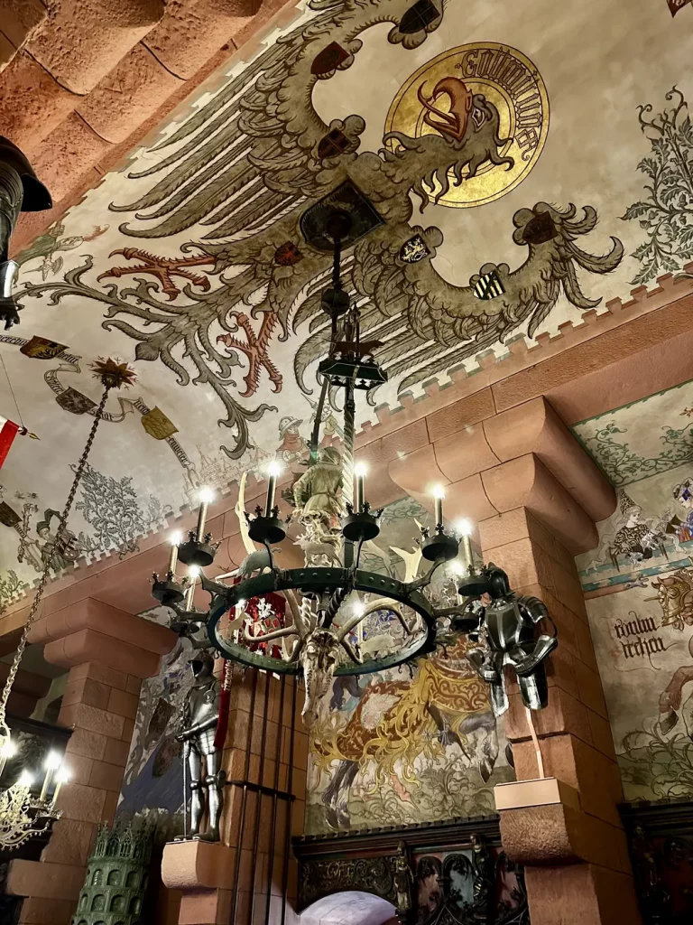 Historischer Saal mit Kronleuchter und Wandmalereien auf der Hohkönigsburg
