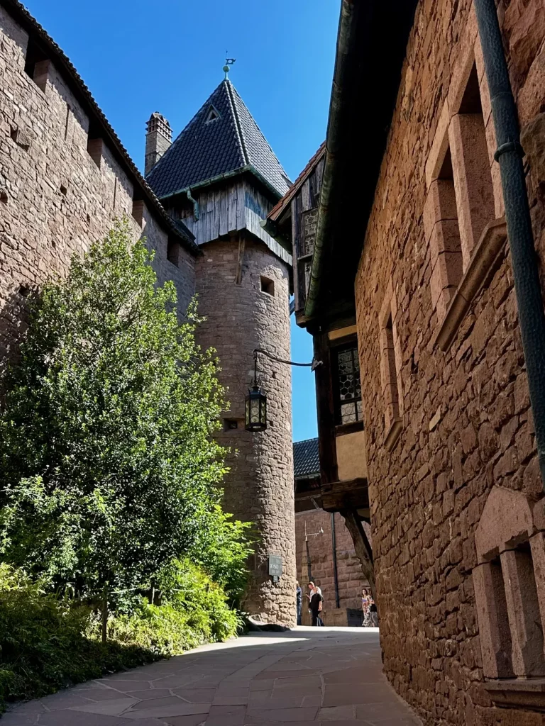 Innenhof der Hohkönigsburg mit historischen Fachwerk- und Sandsteingebäuden