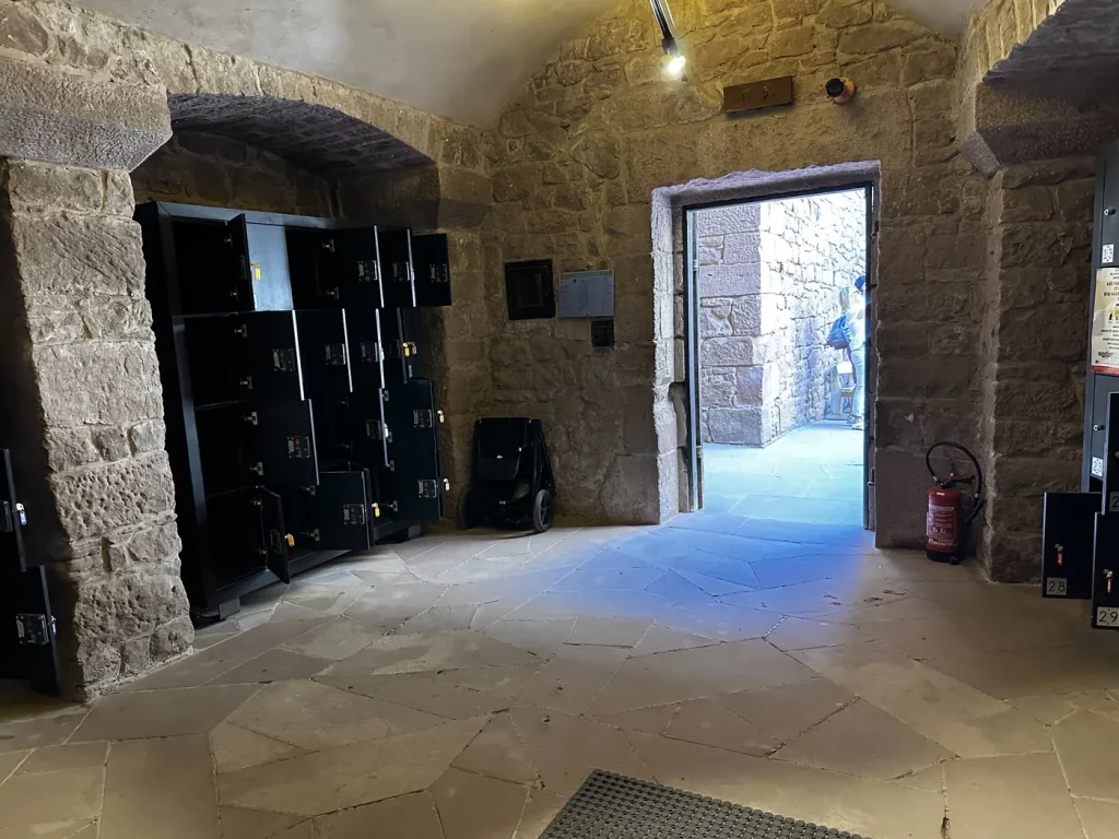 Historischer Durchgang im Inneren der Hohkönigsburg im Elsass