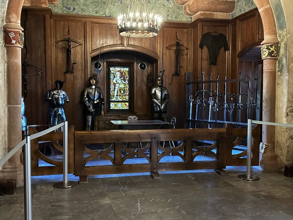 Rittersaal der Hohkönigsburg mit Holztäfelung und historischen Möbeln