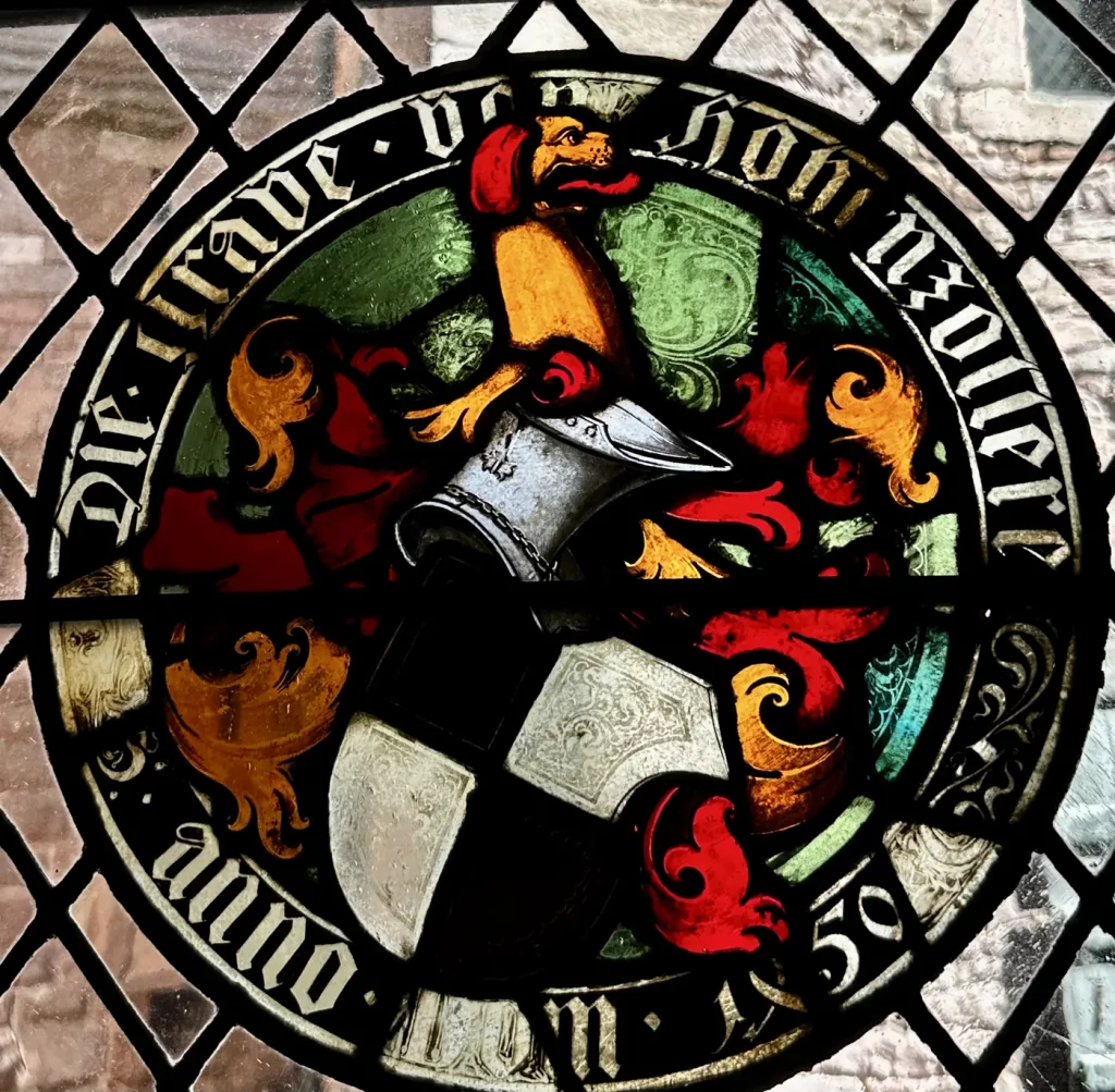 Historisches Wappenfenster mit farbigem Glas in der Hohkönigsburg