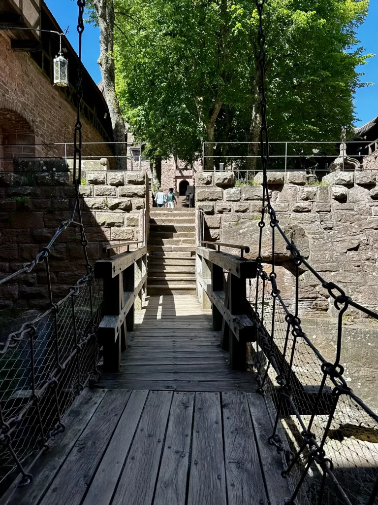 Historische Zugbrücke der Hohkönigsburg im Elsass