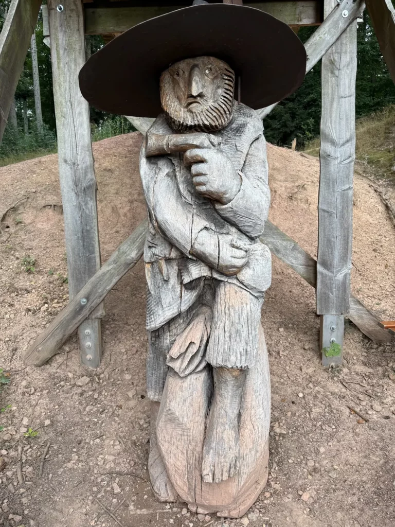 Große Hotzenplotzfigur aus Holz am Ziel