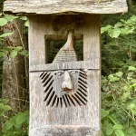 Hotzenplotzfigur aus Holz am Eingang des Räuberpfads