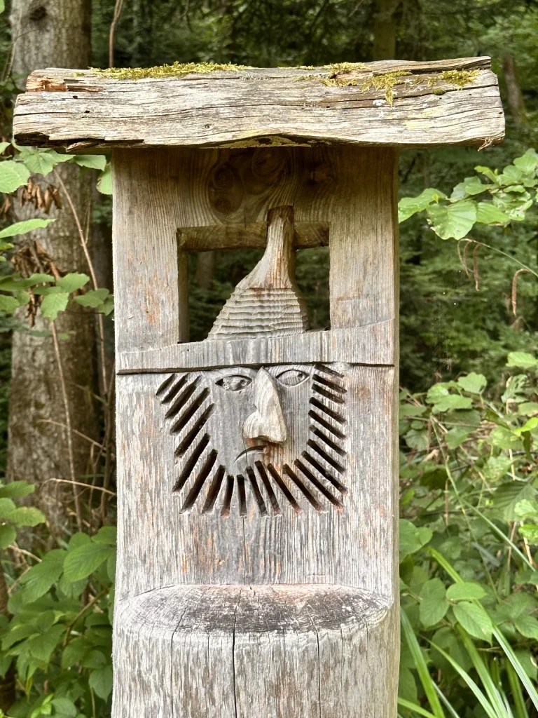 Hotzenplotzfigur aus Holz am Eingang des Räuberpfads