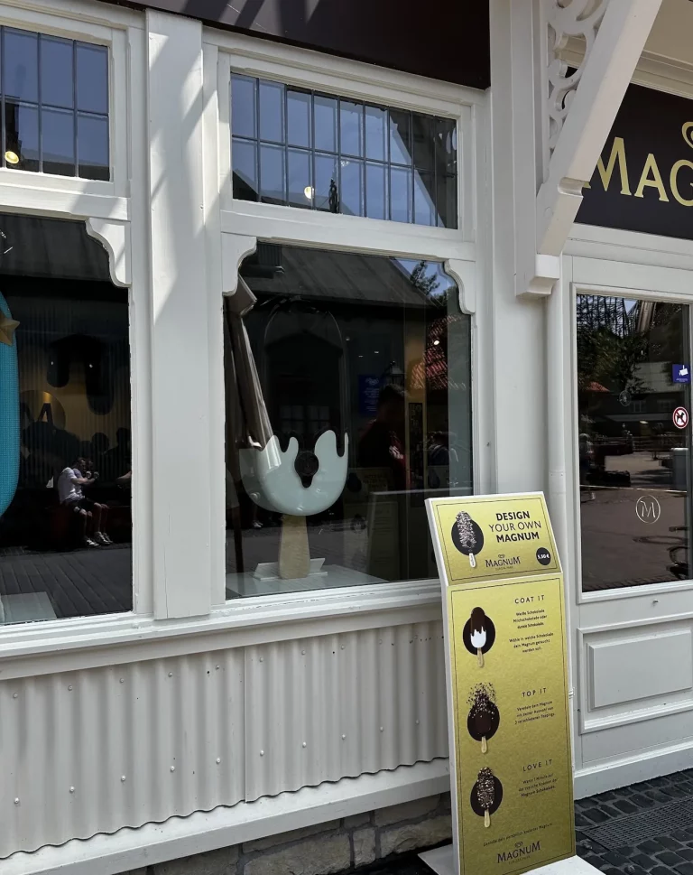Außenansicht des Magnum Pleasure Store im Themenbereich Island im Europa-Park
