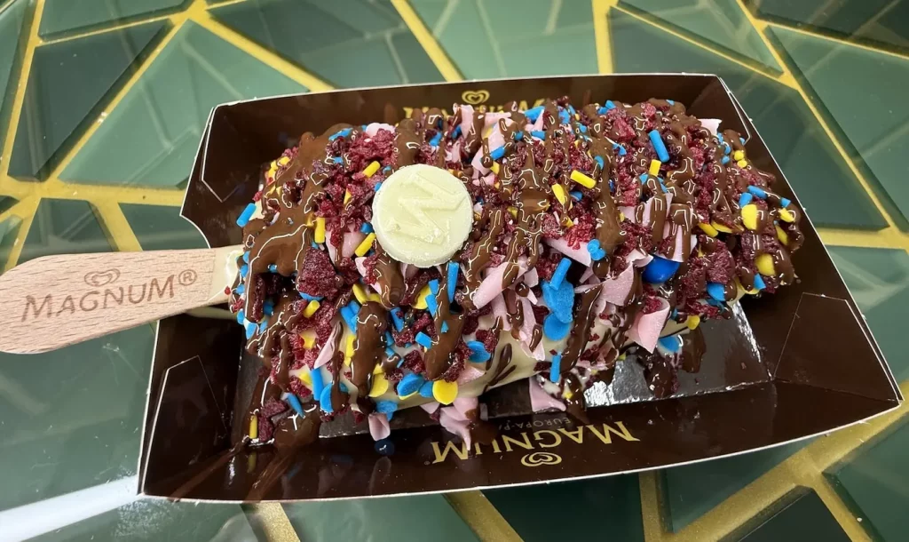 Selbst gestaltetes Magnum mit bunten Toppings auf einer Fotostation im Europa-Park