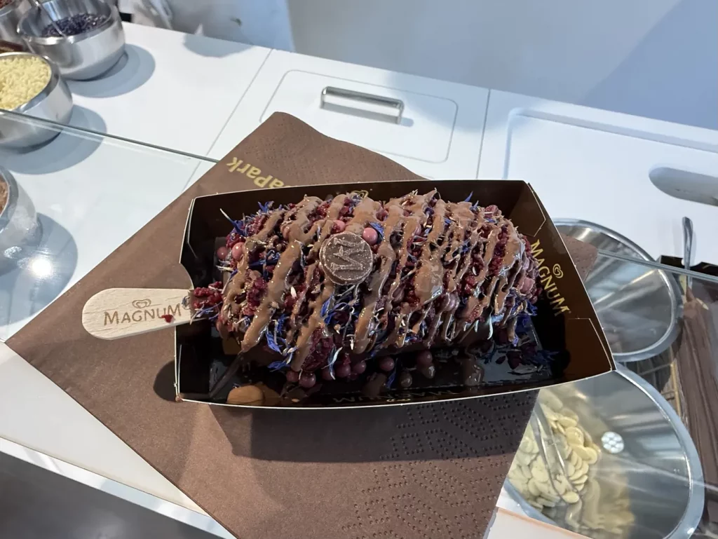 Selbst gestaltetes Magnum mit Schokoladenhülle und Toppings im Europa-Park