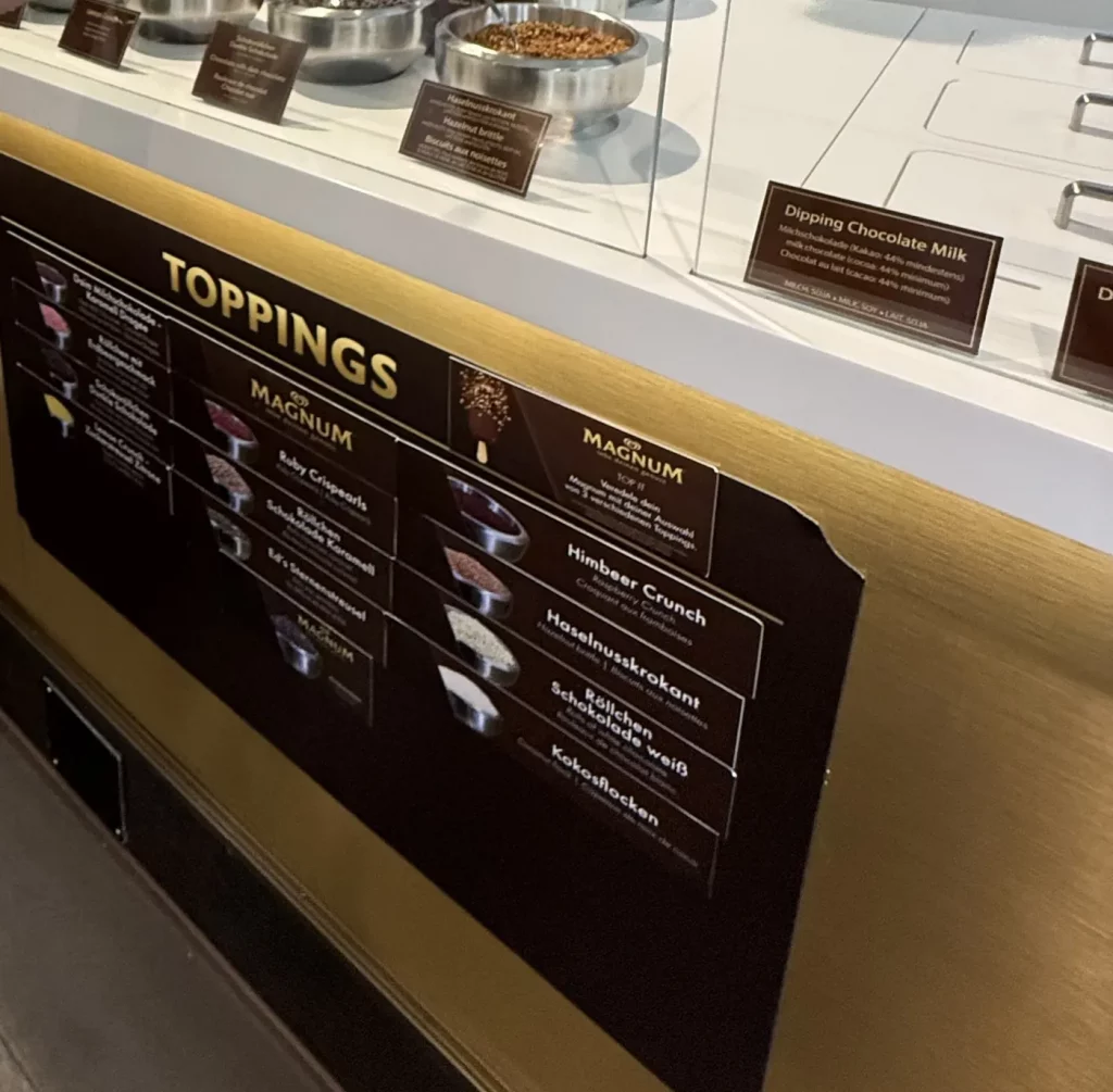 Topping-Auswahl an der Theke des Magnum Pleasure Store im Europa-Park