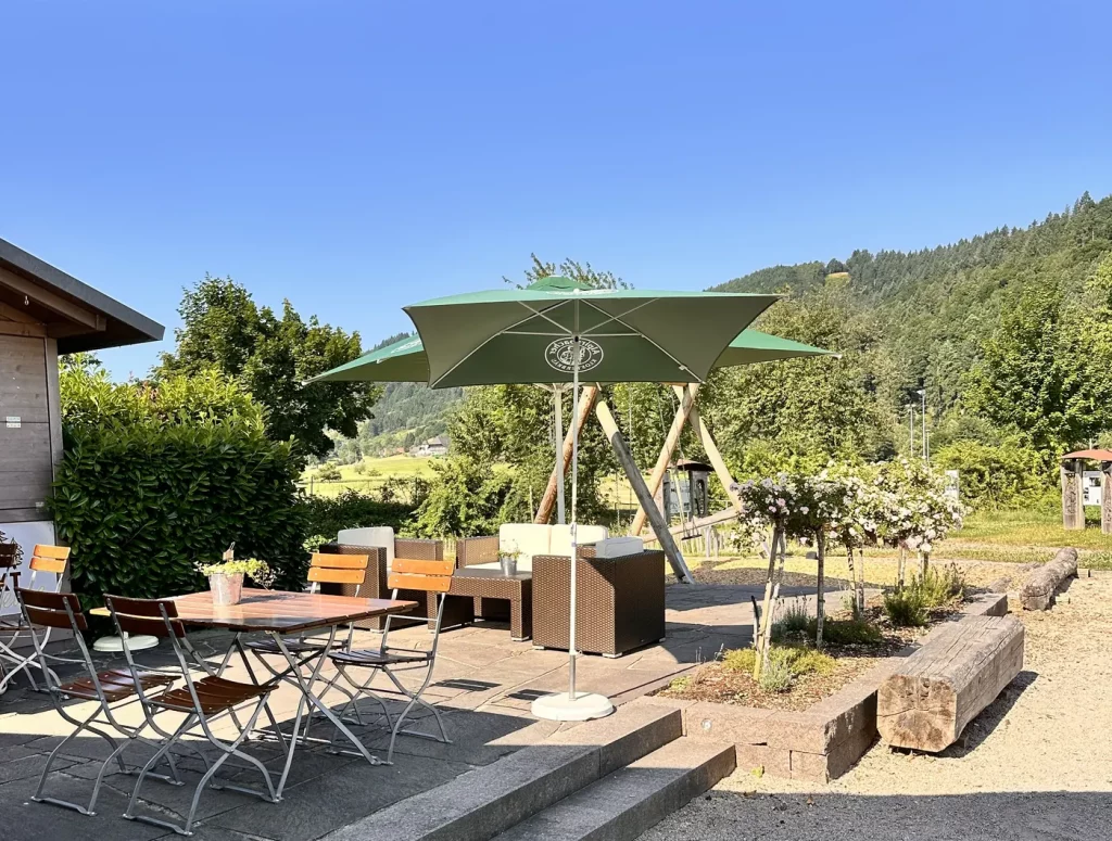 Blick ins Grüne von der Terrasse aus