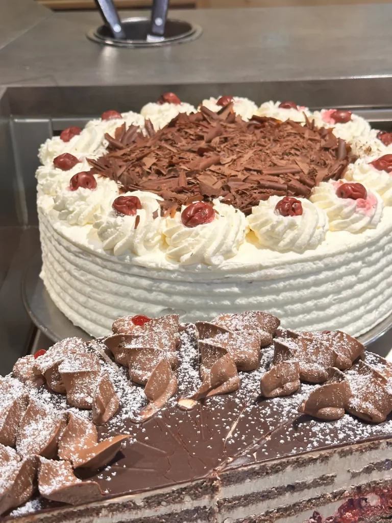 Eine Detailaufnahme einer Schwarzwälder Kirschtorte