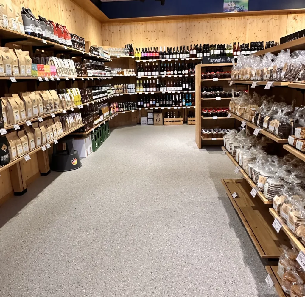 Aufnahme im Hofladen von Regalen voller regionaler Produkte