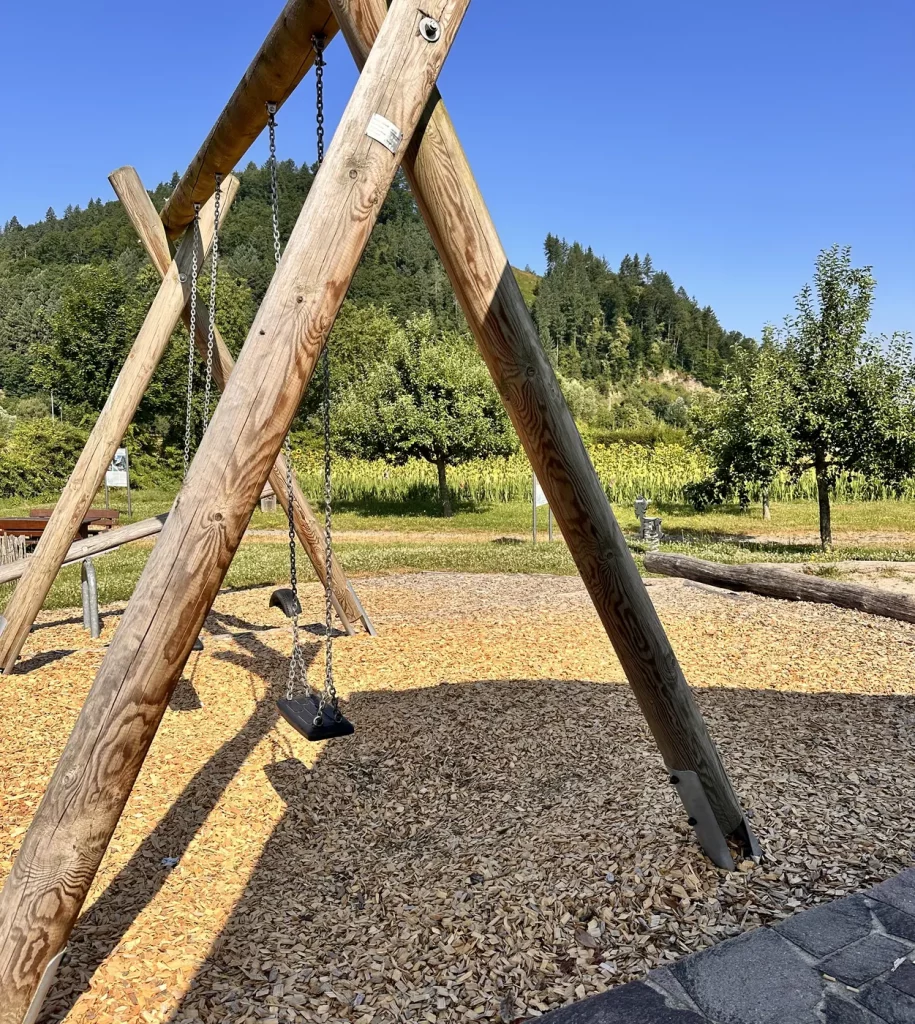 Kinderspielplatz mit Schaukel und Wippe