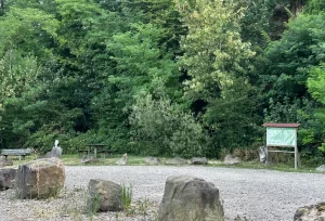 Infotafel und Sitzsteine am Waldrand entlang der Mohlbuck-Runde