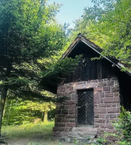 Kleine Steinhütte am Pfundhaldenweg auf der Mohlbuck-Runde