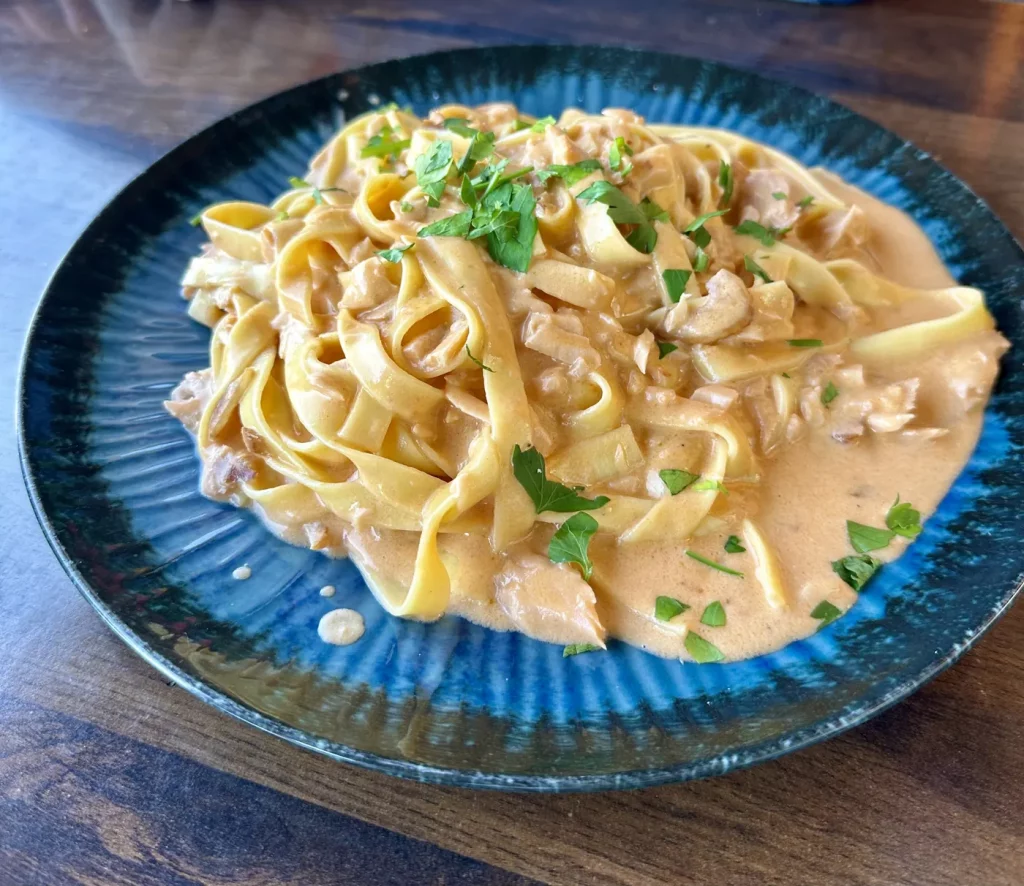 Tagliatelle mit Lachs in cremiger Sahnesauce in der Pizzeria La Famiglia in Offenburg