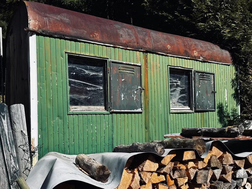 Kleine Hütte am Wanderweg oberhalb der Ravennaschlucht