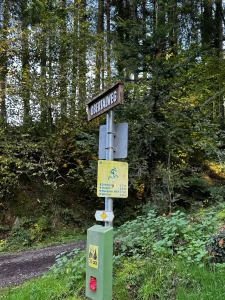 Wegweiser Oberitalweg nahe dem Sägersweiher in Schuttertal im Schwarzwald