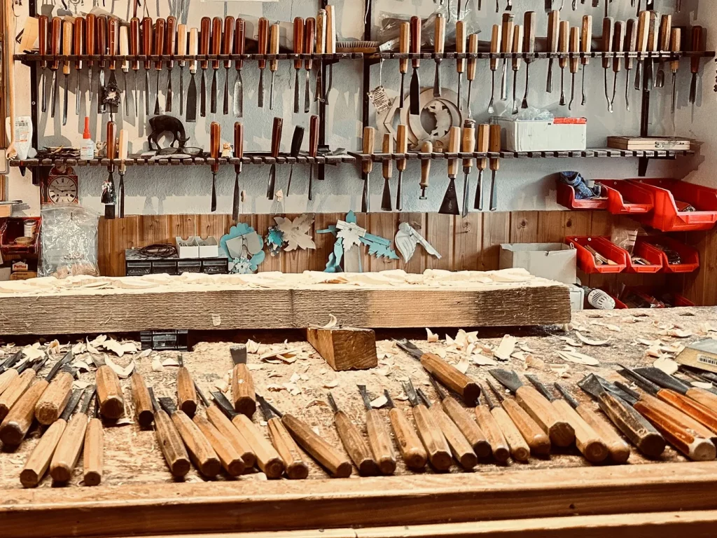 Ein Arbeitsplatz mit Werkzeugen für die Holzbearbeitung