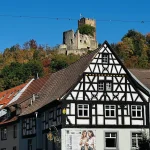 Fachwerkhaus in der Altstadt von Waldkirch mit der Kastelburg im Hintergrund