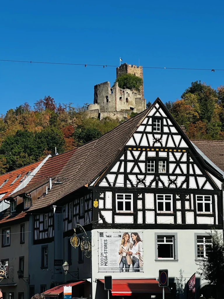 Fachwerkhaus in der Altstadt von Waldkirch mit der Kastelburg im Hintergrund