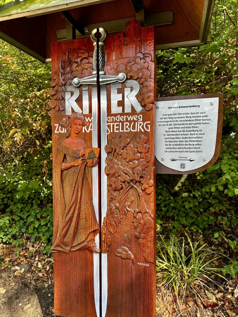 Hölzerne Ritterfigur am Ritterweg zur Kastelburg
