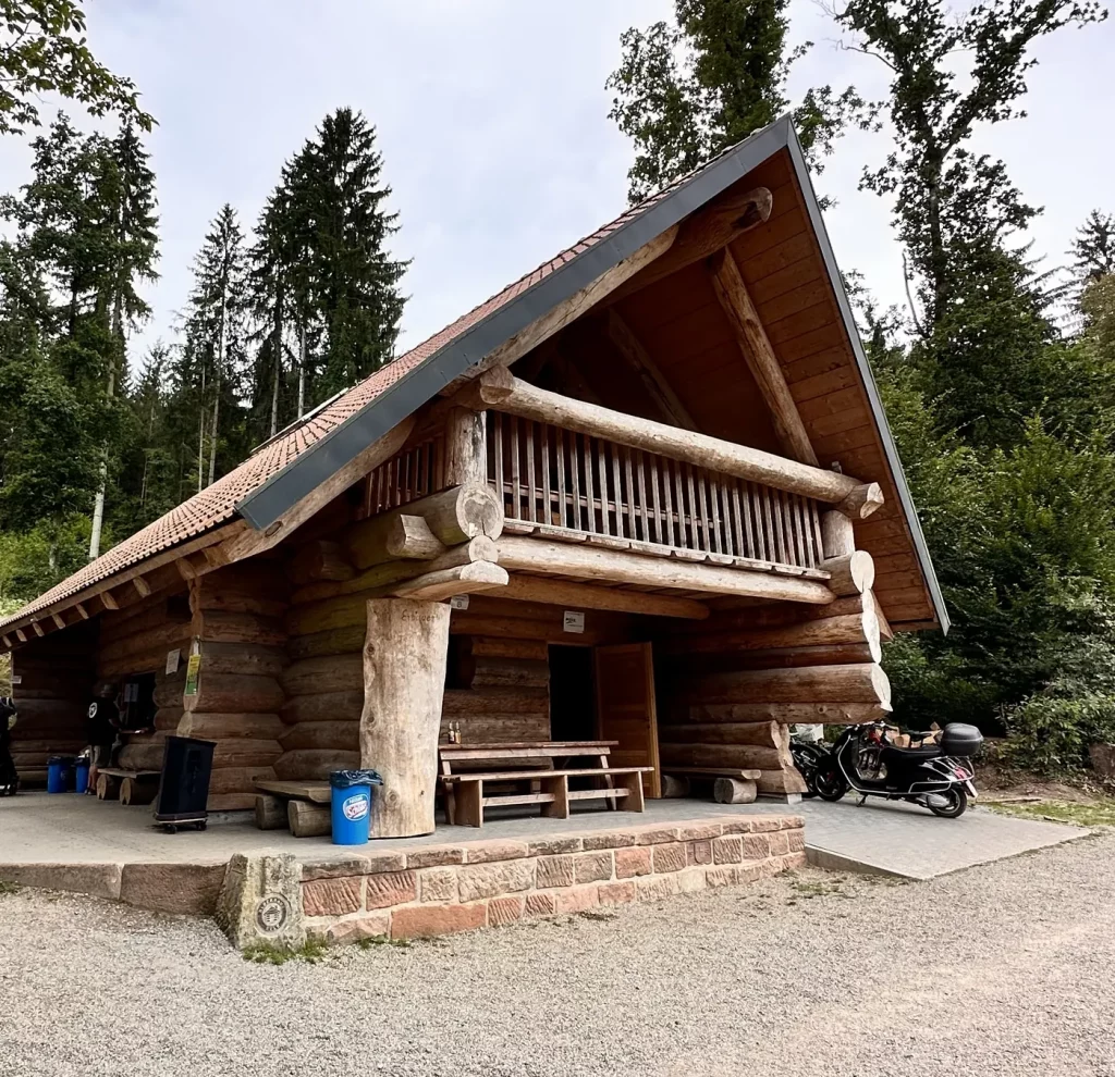 Einkehrhütte im Sulzbachtal im Schwarzwald mit Sitzmöglichkeiten im Wald
