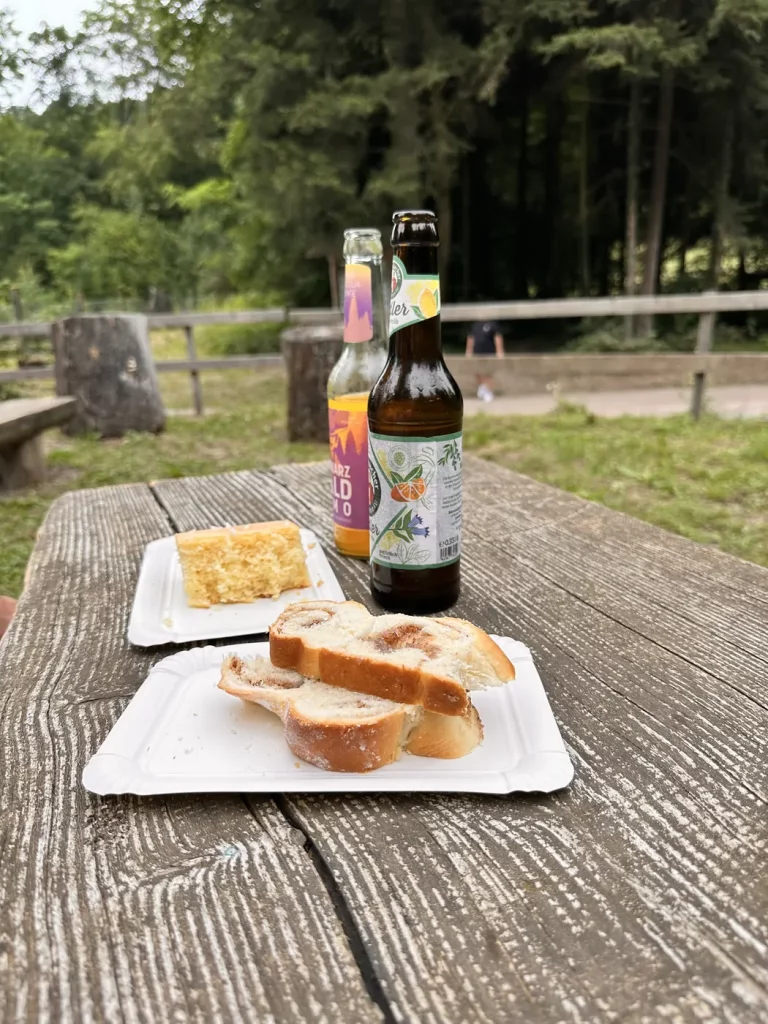 Picknick mit Getränken am Wasserpfad Sulzbachtal im Schwarzwald