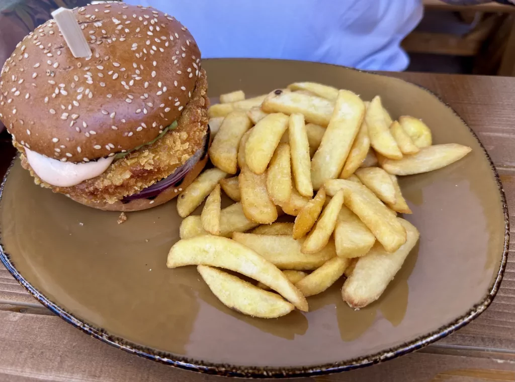 Burger mit Sesambrötchen und Pommes im Wild Bills Saloon in Lahr