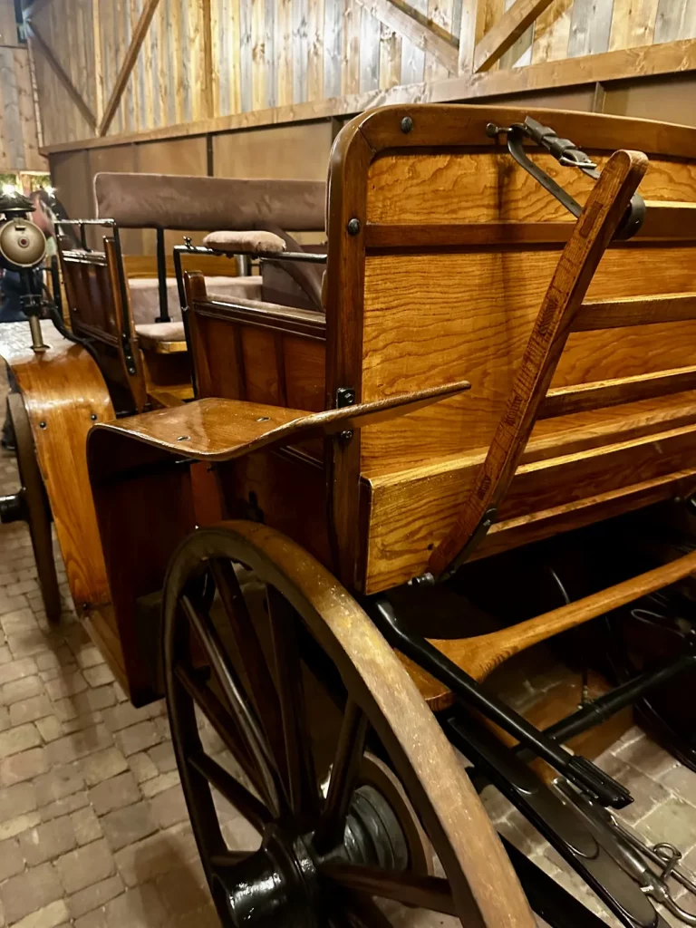 Hölzerne Pferdekutsche als Teil der Wildwest-Dekoration im Wild Bills Saloon in Lahr