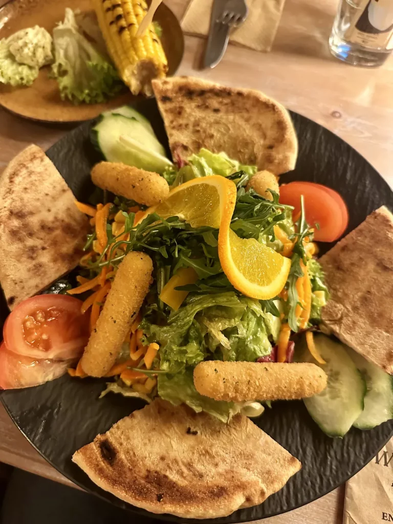 Vegetarischer Salatteller mit Gemüse, Fladenbrot und Dips im Wild Bills Saloon in Lahr