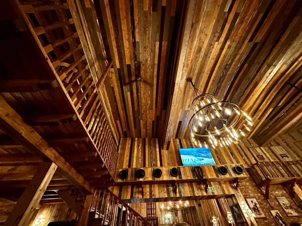 Aufwendig mit Holz gestaltete Decke im Wildwest-Ambiente des Wild Bills Saloon in Lahr