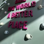 Logo von Sallys Cafe am Eingangsbereich im Europa-Park Rust