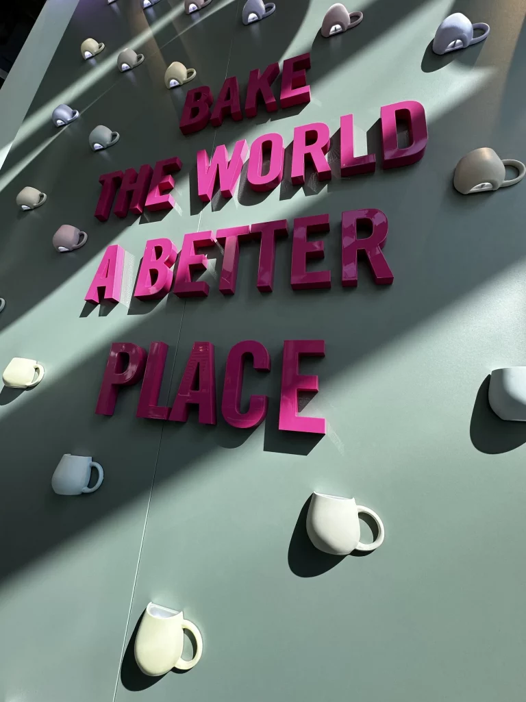 Logo von Sallys Cafe am Eingangsbereich im Europa-Park Rust