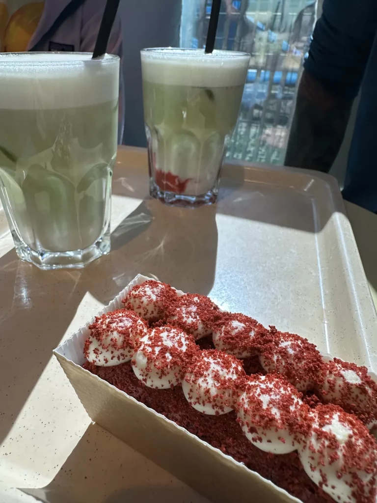 Matcha und Kuchen im Sallys Cafe im Europa-Park Rust