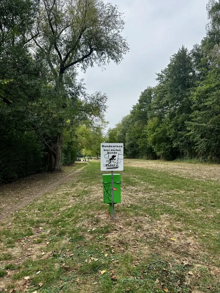 Hinweisschild zur Hundewiese am Baggersee Schuttern